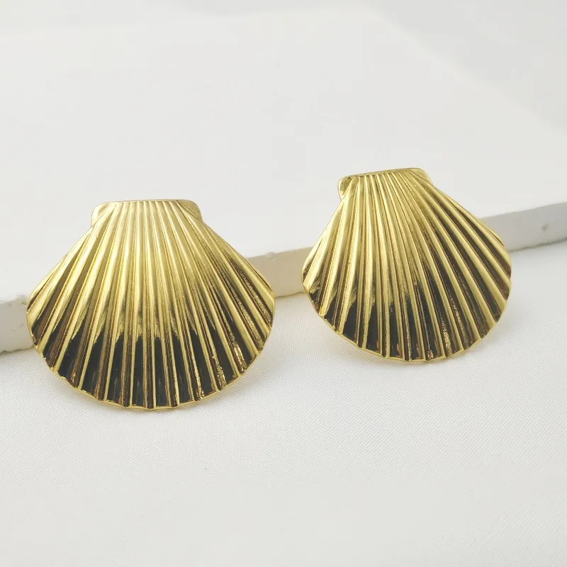 Aretes concha dorada