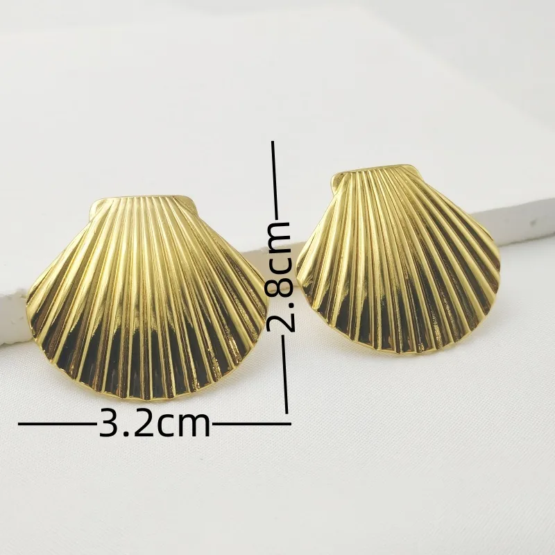 Aretes concha dorada