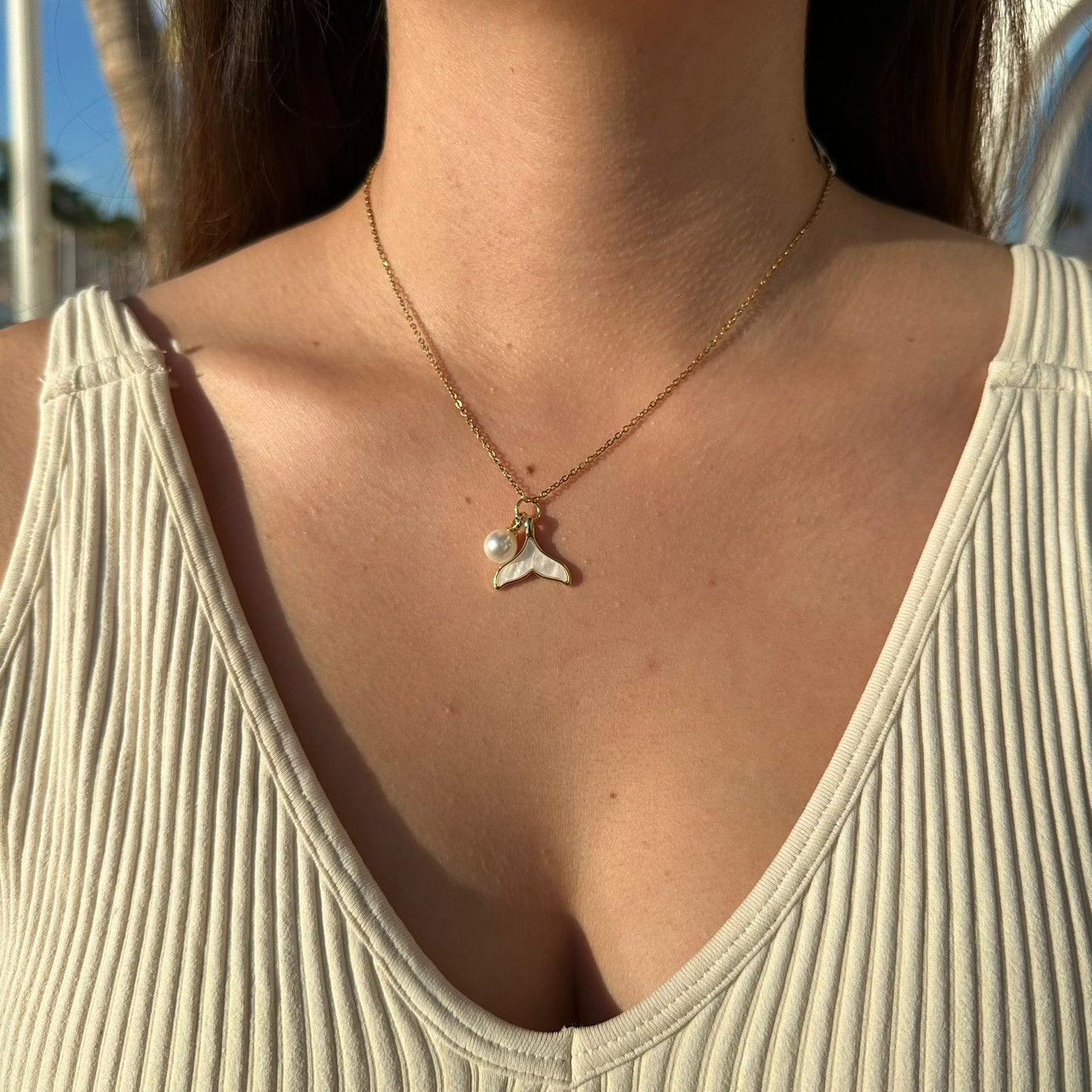 Collar con dije cola de ballena y perla